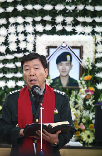 "윤 하사의 죽음이야말로 누가 뭐라 해도 정말로 값지고 귀한 죽음이다." 국방부 군종실장 설영현 목사가 고 윤장호 하사를 추도하고 있다. 